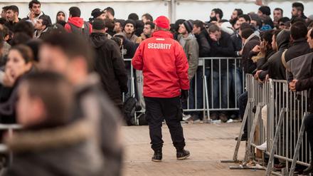 Ohne Sicherheitsleute geht am Lageso nichts. Es gab schon öfter Ärger - jetzt ist ein Video aufgetaucht, in dem ein Wachmann gegen Flüchtlinge hetzt. Der Abgebildete ist nicht der Mann, um den es geht.