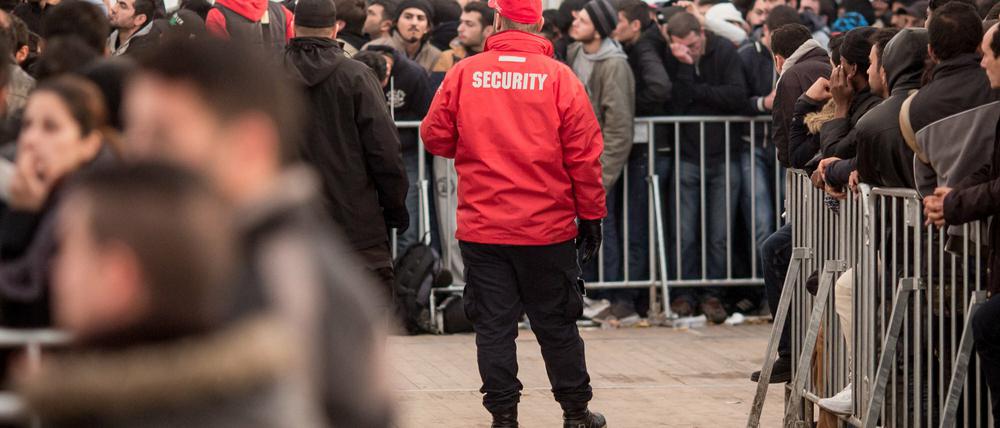 Ohne Sicherheitsleute geht am Lageso nichts. Es gab schon öfter Ärger - jetzt ist ein Video aufgetaucht, in dem ein Wachmann gegen Flüchtlinge hetzt. Der Abgebildete ist nicht der Mann, um den es geht.