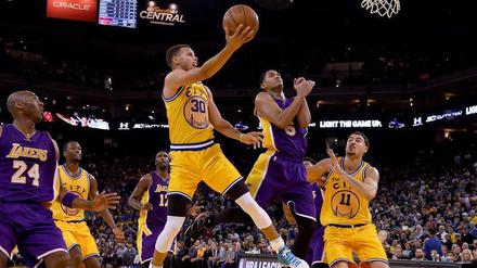 Bitte nicht stören. Curry und seine Warriors sind derzeit nicht zu stoppen. Die Lakers von Kobe Bryant (ganz links) gingen gegen Golden State völlig unter.