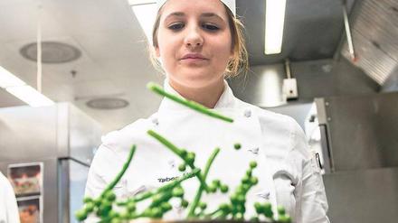 Gut geschwenkt. Als Köchin hat die Azubine Tabea Herkle gute Berufsperspektiven, denn in deutschen Küchen mangelt es an Fachkräften.