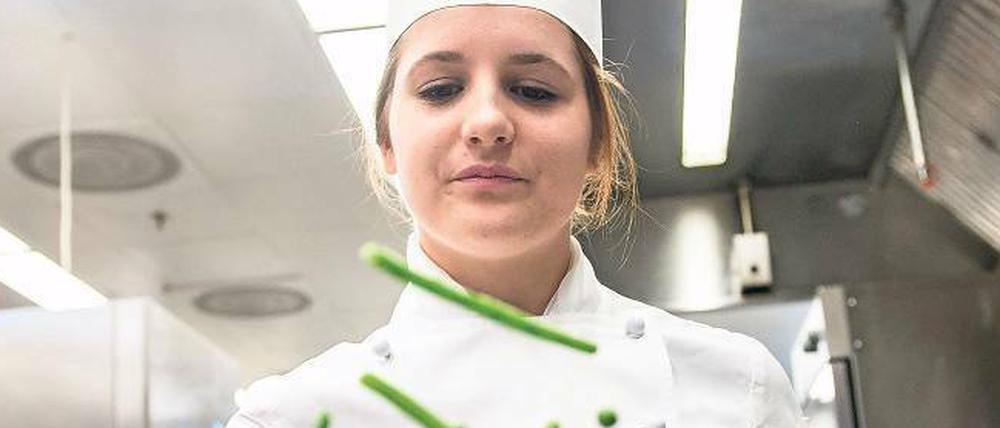 Gut geschwenkt. Als Köchin hat die Azubine Tabea Herkle gute Berufsperspektiven, denn in deutschen Küchen mangelt es an Fachkräften.