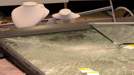 Die Vitrine des Juweliergeschäfts wurde zertrümmert und Schmuck gestohlen. Das Bild stammt von einem Einbruch auf ein Juweliergeschäft in der Wilmersdorfer Straße 2013. 