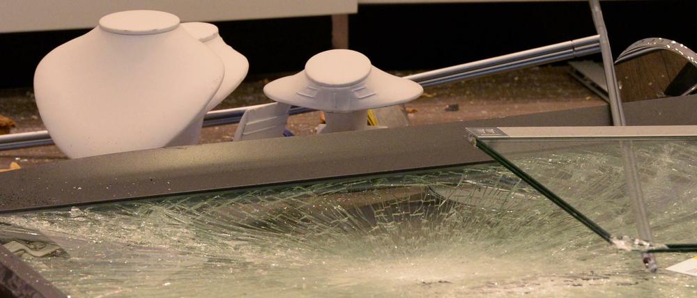 Die Vitrine des Juweliergeschäfts wurde zertrümmert und Schmuck gestohlen. Das Bild stammt von einem Einbruch auf ein Juweliergeschäft in der Wilmersdorfer Straße 2013. 