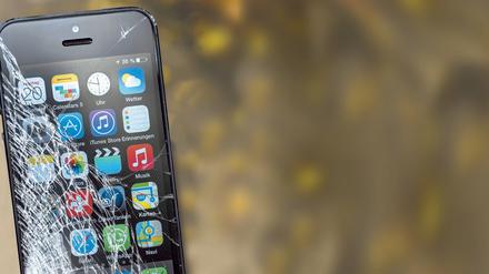 Smartphone mit zerbrochenem Display.