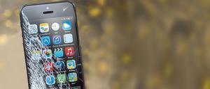 Smartphone mit zerbrochenem Display.