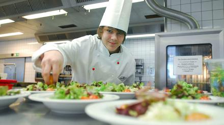 Es ist angerichtet. Wer Sternekoch werden will, sollte nach der Ausbildung in vielen Küchen arbeiten, um seinen Horizont zu erweitern. 