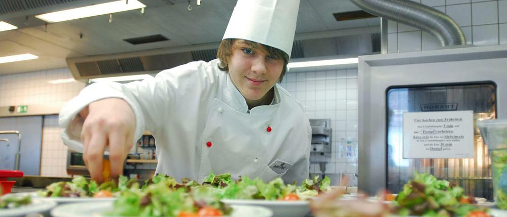 Es ist angerichtet. Wer Sternekoch werden will, sollte nach der Ausbildung in vielen Küchen arbeiten, um seinen Horizont zu erweitern. 