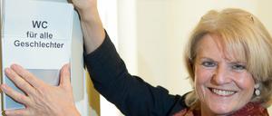 Eine für alle. Staatssekretärin Barbara Loth (SPD) bringt in der Senatsverwaltung für Arbeit das Schild für die neue Unisex-Toilette an.