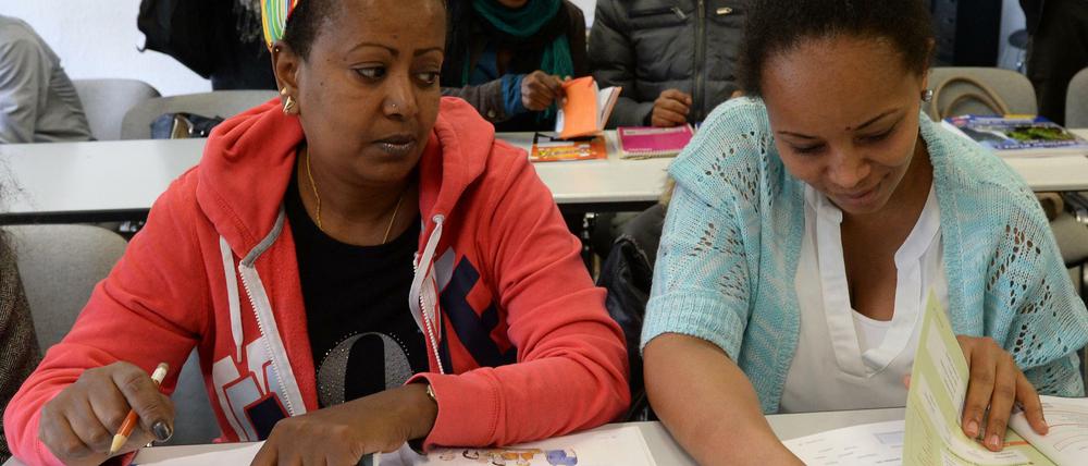 Flüchtlinge aus Syrien, Eritrea, Iran und Irak beim Deutschlernen in Halle/Saale. 