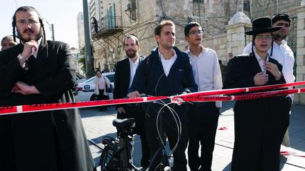 Utraorthodoxe Juden stehen an dem Platz in Westjerusalem, auf dem zwei palästinensische Mädchen ein Attentat mit Scheren verübt haben. 