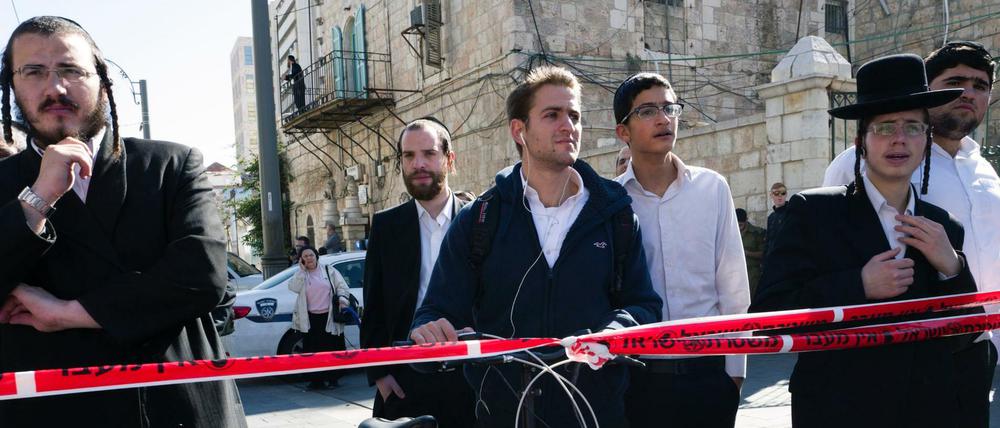 Utraorthodoxe Juden stehen an dem Platz in Westjerusalem, auf dem zwei palästinensische Mädchen ein Attentat mit Scheren verübt haben.
