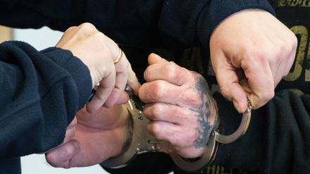 In Handschellen. Der Mordprozess in Frankfurt (Oder) endete mit einer langen Haftstrafe für den Angeklagten.