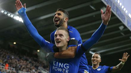 Stürmer Jamie Vardy (unten) spielte einst mit Fußfessel.