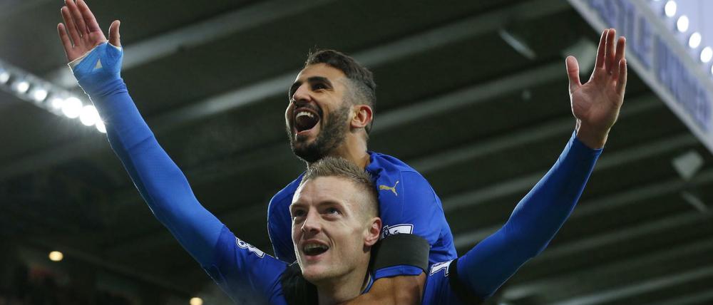 Stürmer Jamie Vardy (unten) spielte einst mit Fußfessel.