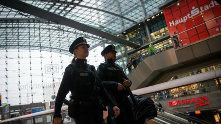 Die Bundespolizei patrouilliert nach den Terroranschlägen in Paris im Berliner Hauptbahnhof mit Maschinenpistolen. Doch auch Taschendiebstahl und "falsche" Bettler haben die Beamten im Blick.