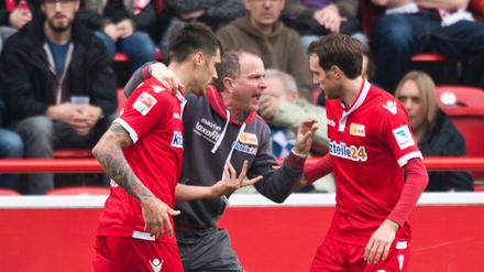 Fußball: 2. Bundesliga - 14. Spieltag: 1. FC Union Berlin - 1. FC Nürnberg am 07.11.2015 im Stadion An der Alten Försterei in Berlin. Nach dem Ausgleichstor zum 1:1 spricht Unions Cheftrainer Sascha Lewandowski mit Unions Christopher Trimmel (l) und Stephan Fürstner (r) am Spielfeldrand. Foto: Annegret Hilse/dpa (Wichtiger Hinweis: Aufgrund der Akkreditierungsbestimmungen der DFL ist die Publikation und Weiterverwertung im Internet und in Online-Medien während des Spiels auf insgesamt fünfzehn Bilder pro Spiel begrenzt.) +++(c) dpa - Bildfunk+++