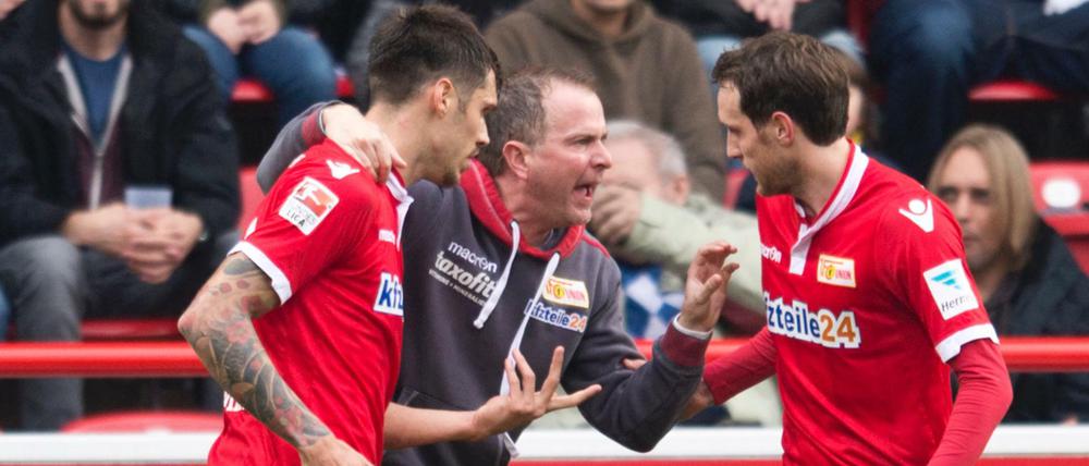 Fußball: 2. Bundesliga - 14. Spieltag: 1. FC Union Berlin - 1. FC Nürnberg am 07.11.2015 im Stadion An der Alten Försterei in Berlin. Nach dem Ausgleichstor zum 1:1 spricht Unions Cheftrainer Sascha Lewandowski mit Unions Christopher Trimmel (l) und Stephan Fürstner (r) am Spielfeldrand. Foto: Annegret Hilse/dpa (Wichtiger Hinweis: Aufgrund der Akkreditierungsbestimmungen der DFL ist die Publikation und Weiterverwertung im Internet und in Online-Medien während des Spiels auf insgesamt fünfzehn Bilder pro Spiel begrenzt.) +++(c) dpa - Bildfunk+++