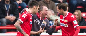 Fußball: 2. Bundesliga - 14. Spieltag: 1. FC Union Berlin - 1. FC Nürnberg am 07.11.2015 im Stadion An der Alten Försterei in Berlin. Nach dem Ausgleichstor zum 1:1 spricht Unions Cheftrainer Sascha Lewandowski mit Unions Christopher Trimmel (l) und Stephan Fürstner (r) am Spielfeldrand. Foto: Annegret Hilse/dpa (Wichtiger Hinweis: Aufgrund der Akkreditierungsbestimmungen der DFL ist die Publikation und Weiterverwertung im Internet und in Online-Medien während des Spiels auf insgesamt fünfzehn Bilder pro Spiel begrenzt.) +++(c) dpa - Bildfunk+++