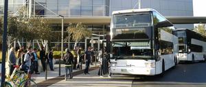 Google-Busse stehen am 05.11.2015 auf dem Parkplatz des Unternehmens in Mountain View, Kalifornien, um dort Mitarbeiter abzuholen.