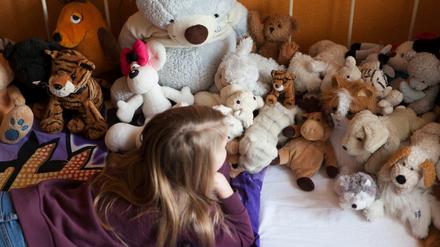Plüschtiere sind für Kinder oft treue Begleiter - umso wichtiger ist es, dass sie keine Mängel haben. 
