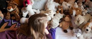 Plüschtiere sind für Kinder oft treue Begleiter - umso wichtiger ist es, dass sie keine Mängel haben. 