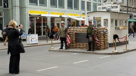 Die als US-Soldaten verkleideten Männer am Checkpoint Charlie sind ein beliebtes Fotomotiv für Touristen. 