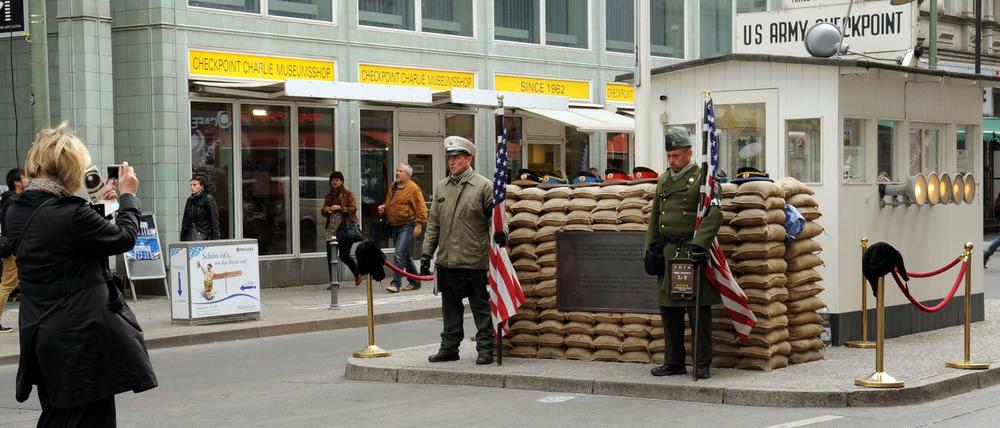 Die als US-Soldaten verkleideten Männer am Checkpoint Charlie sind ein beliebtes Fotomotiv für Touristen.