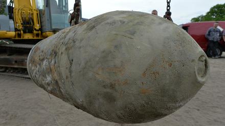 In Oranienburg (Oberhavel) werden auch 70 Jahre nach Kriegsende immer wieder Bomben gefunden. Die Stadt ist mit Blindgängern besonders belastet. Im Bild: Eine am 12.05.2015 entschärfte 250-Kilogramm-Bombe. 