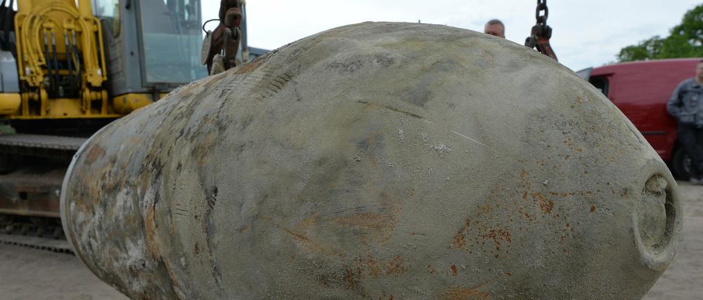 In Oranienburg (Oberhavel) werden auch 70 Jahre nach Kriegsende immer wieder Bomben gefunden. Die Stadt ist mit Blindgängern besonders belastet. Im Bild: Eine am 12.05.2015 entschärfte 250-Kilogramm-Bombe.