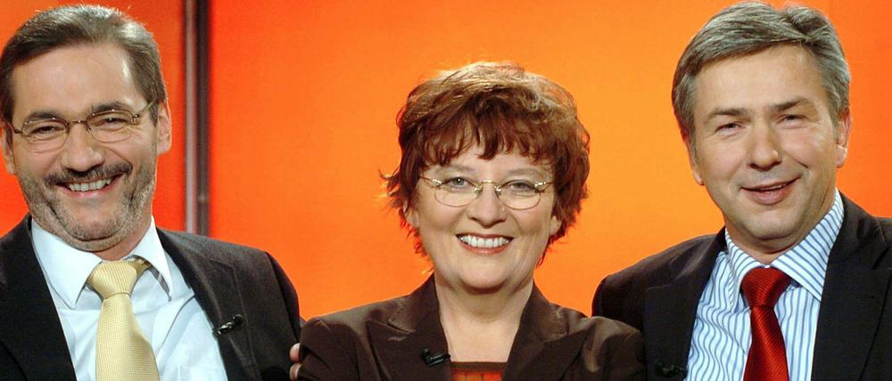Die Intendantin des Rundfunks Berlin-Brandenburg (RBB), Dagmar Reim, Brandenburgs ehemaliger Ministerpräsident Matthias Platzeck (links) und Berlins ehemaliger Bürgermeister Klaus Wowereit feiern im Februar 2004 den Start des gemeinsamen Senders.
