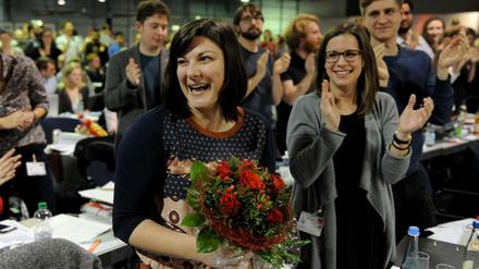 Applaus. Die Bundesvorsitzende der Jusos, Johanna Uekermann ist am Freitagabend auf dem dreitägigen Bundeskongreß der Jusos mit 214 von 296 gültigen Stimmen wiedergewählt worden.