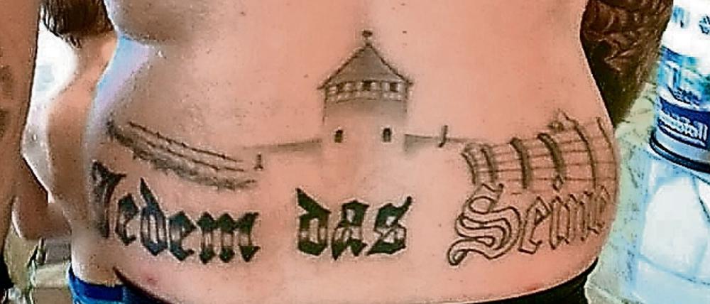 Nacktes Grauen. Das Tattoo ist jetzt ein Fall für den Staatsanwalt. 