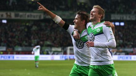 Wolfsburgs Max Kruse (links) feiert mit André Schürrle.