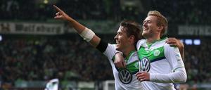 Wolfsburgs Max Kruse (links) feiert mit André Schürrle.