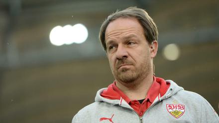 ARCHIV - Fußball: Bundesliga, VfB Stuttgart - FC Augsburg: 13. Spieltag am 21.11.2015 in der Mercedes-Benz Arena in Stuttgart. Trainer Alexander Zorniger vom VfB Stuttgart, aufgenommen vor dem Spiel. Foto: Marijan Murat/dpa (zu dpa/lsw Meldung: «VfB Stuttgart beendet Zusammenarbeit mit Alexander Zorniger» vom 24.11.2015) +++(c) dpa - Bildfunk+++