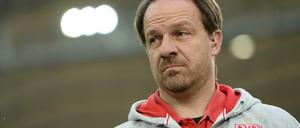 ARCHIV - Fußball: Bundesliga, VfB Stuttgart - FC Augsburg: 13. Spieltag am 21.11.2015 in der Mercedes-Benz Arena in Stuttgart. Trainer Alexander Zorniger vom VfB Stuttgart, aufgenommen vor dem Spiel. Foto: Marijan Murat/dpa (zu dpa/lsw Meldung: «VfB Stuttgart beendet Zusammenarbeit mit Alexander Zorniger» vom 24.11.2015) +++(c) dpa - Bildfunk+++