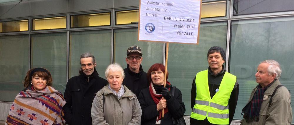 Protest gegen die Änderung des Tempelhof-Gesetzes, mittendrin Dr. Motte.