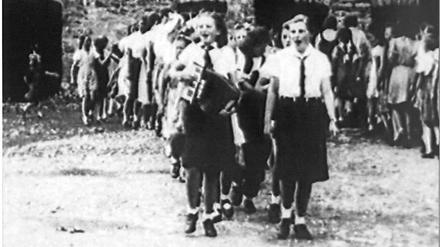 Singen für Hitler: Die musikbegeisterte Eva Sternheim-Peters führt die Jungmädel mit dem Akkordeon an. In ihrem Buch "Habe ich denn allein gejubelt. Eine Jugend im Nationalsozialismus" setzt sie sich mit ihrer eigenen Verführbarkeit im Nationalsozialismus auseinander. Ein Thema, über das Deutsche nach 1945 lieber schwiegen.