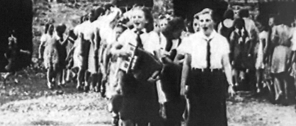 Singen für Hitler: Die musikbegeisterte Eva Sternheim-Peters führt die Jungmädel mit dem Akkordeon an. In ihrem Buch "Habe ich denn allein gejubelt. Eine Jugend im Nationalsozialismus" setzt sie sich mit ihrer eigenen Verführbarkeit im Nationalsozialismus auseinander. Ein Thema, über das Deutsche nach 1945 lieber schwiegen.