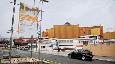 Wegen der Neugestaltung des Eingangsbereichs der Philharmonie in Berlin-Mitte wurde der Parkplatz in der Scharounstraße abgerissen. 