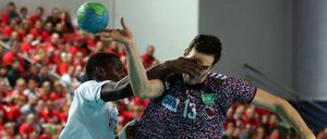 Schmerzhafte Angelegenheit. Petar Nenadic (r.) war wieder einmal bester Torschütze der Füchse. Dafür musste der Serbe aber auch viel einstecken - wie in dieser Szene. 