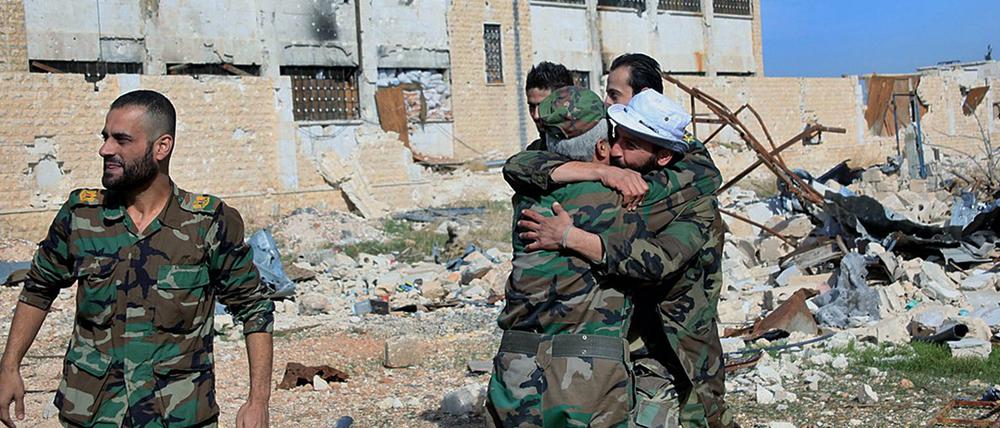 Frankreich hat die Möglichkeit einer Zusammenarbeit mit syrischen Regierungstruppen im Kampf gegen den IS angedeutet.