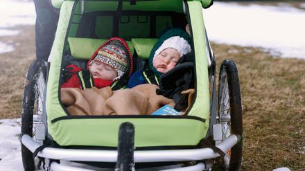 Warm und sicher: Dick eingepackt lässt sich der Nachwuchs gerne im Kinderanhänger transportieren. 