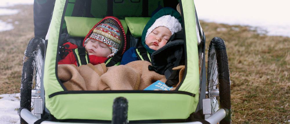 Warm und sicher: Dick eingepackt lässt sich der Nachwuchs gerne im Kinderanhänger transportieren.