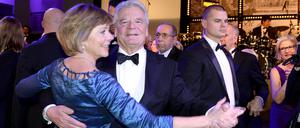 Angetanzt. Bundespräsident Joachim Gauck und seine Lebensgefährtin Daniela Schadt beim Bundespresseball im Hotel Adlon.