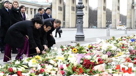 Ehrung aus Vietnam für die Opfer von Paris an der Französischen Botschaft in Berlin.