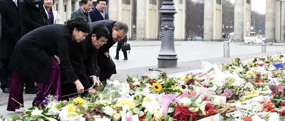 Ehrung aus Vietnam für die Opfer von Paris an der Französischen Botschaft in Berlin.