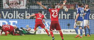 Da ist das Ding. Bayerns Martinez (l.) hat soeben das vorentscheidende 2:1 für die Münchner beim FC Schalke 04 erzielt. 