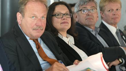 Spitzengewerkschafter mit Ministerin. Der Verdi-Vorsitzende Frank Bsirske, Bundesarbeitsministerin Andrea Nahles, IG-Metall-Chef Jörg Hofmann sowie der DGB-Vorsitzende Reiner Hoffmann. 