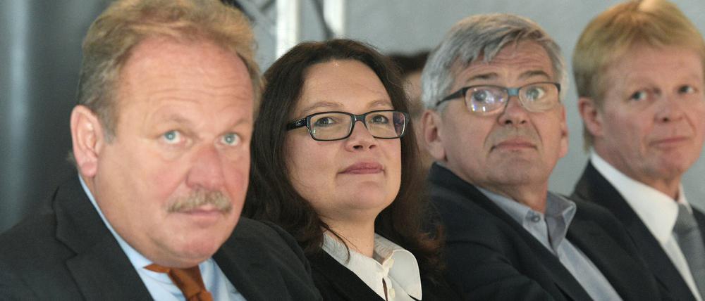 Spitzengewerkschafter mit Ministerin. Der Verdi-Vorsitzende Frank Bsirske, Bundesarbeitsministerin Andrea Nahles, IG-Metall-Chef Jörg Hofmann sowie der DGB-Vorsitzende Reiner Hoffmann.